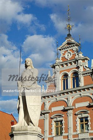 Statue of Roland in front of the House of the Blackheads, melngalvju nams, Town Hall Square, Ratslaukums, Riga, Latvia, Baltic States, Europe