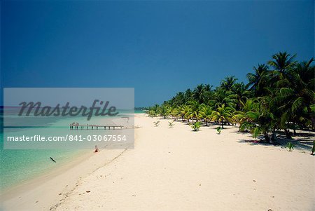 Tourists on the tropical beach at West Bay at the western tip of Roatan, largest of the Bay Islands in Honduras, Caribbean, Central America Tourists on the tropical beach at West Bay at the western tip of Roatan, largest of the Bay Islands in Honduras, Caribbean, Central America