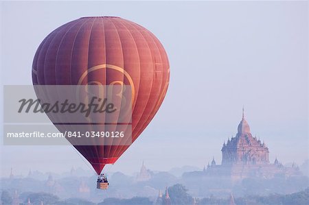 Balloon and Su-la-ma-ni Pahto, Bagan (Pagan), Myanmar (Burma), Asia
