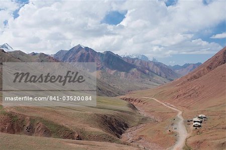 Border road between Tajikistan and Kyrgyzstan in the mountains, near Sary Tash, Kyrgyzstan, Central Asia