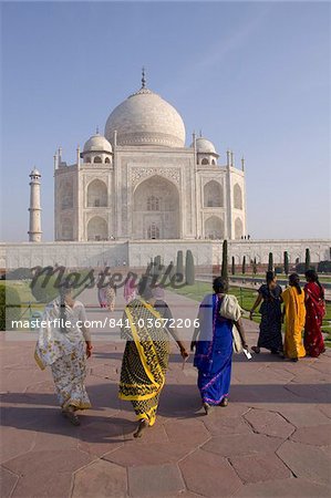 Women in brightly coloured saris at the Taj Mahal, UNESCO World Heritage Site, Agra, Uttar Pradesh, India, Asia