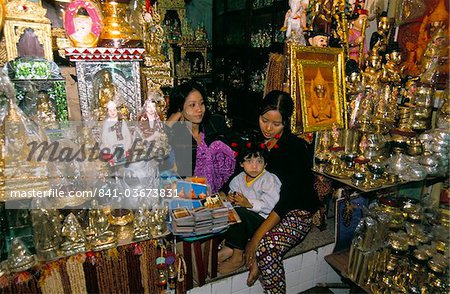 Souvenir shop, Mahamuni Pagoda, Mandalay, Myanmar (Burma), Asia