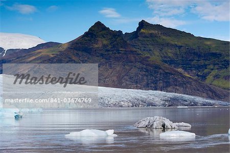 Fjallsarlon glacial lake and Fjallsjokull (Oraefajokull) glacier near Jokulsarlon glacial lagoon, south-east Iceland (Austurland), Iceland, Polar Regions