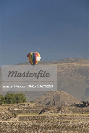 Hot air balloon with Pyramid of the Moon in the background, Archaeological Zone of Teotihuacan, UNESCO World Heritage Site, Mexico, North America