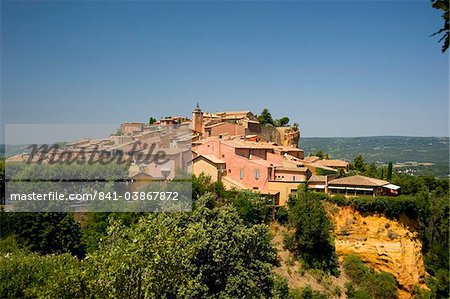 The hilltop ochre coloured village of Rousillon, Vaucluse, Provence, France, Europe