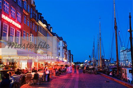 Outdoor dining and boats in Nyhavn harbour, Copenhagen, Denmark, Scandinavia, Europe