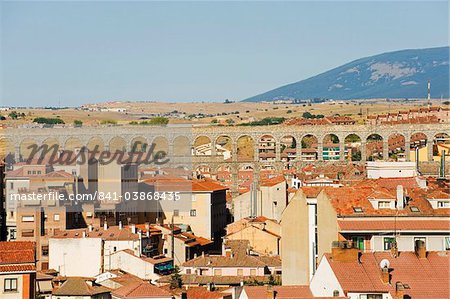 Town houses and 1st century Roman aqueduct, UNESCO World Heritage Site, Segovia, Madrid, Spain, Europe