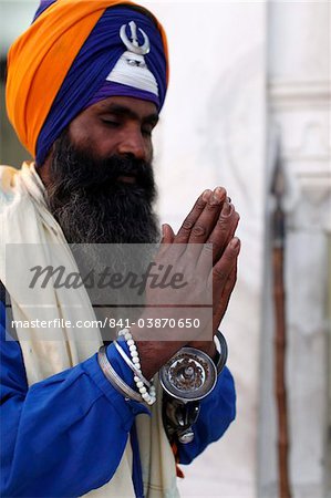 Sikh soldier praying in Bangla Sahib Gurdwara, New Delhi, India, Asia