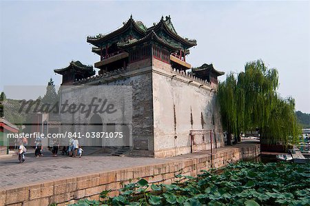 Huge gate at the Kunming lake in the Summer Palace (Yihe Yuan), UNESCO World Heritage Site, Bejing, China, Asia
