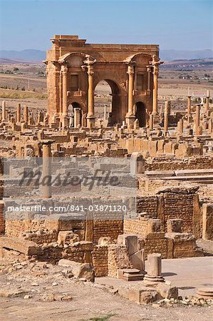 The Arch of Trajan at the Roman ruins, Timgad, UNESCO World Heritage Site, Algeria, North Africa, Africa