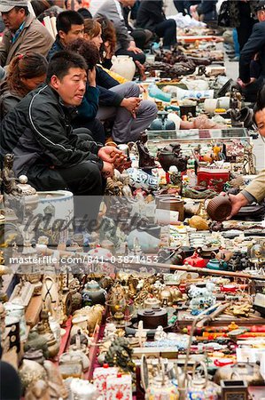 Salesmen, crafts stalls, Panjiayuan flea market, Chaoyang District, Beijing, China, Asia Salesmen, crafts stalls, Panjiayuan flea market, Chaoyang District, Beijing, China, Asia