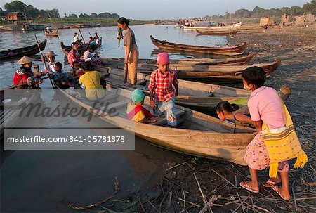 Daily activity at the natural harbour on the Irrawady River, Mandalay, Myanmar, Asia