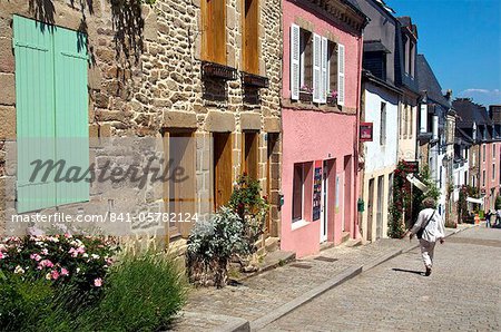 Old cobbled street, St. Goustan old quarter, Auray, Brittany, France, Europe