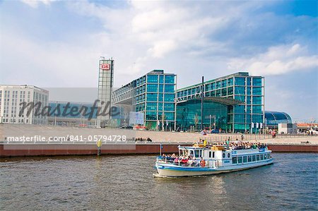 The railway station, Lehrter Bahnhof seen from the Spree in the center of Berlin, Germany, Europe