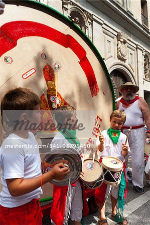 El Estruendo (drumming parade), San Fermin festival, Pamplona, Navarra (Navarre), Spain, Europe