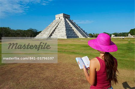 Tourist looking at El Castillo pyramid (Temple of Kukulcan) in the ancient Mayan ruins of Chichen Itza, UNESCO World Heritage Site, Yucatan, Mexico, North America