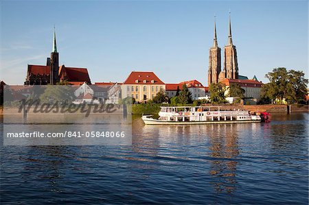 River Odra (River Oder) and Cathedral, Old Town, Wroclaw, Silesia, Poland, Europe
