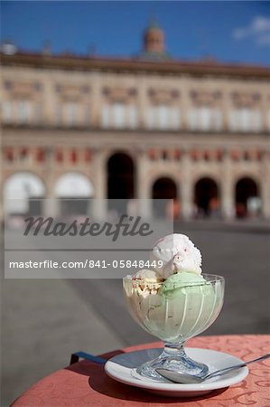 Italian icecream, Piazza Maggiore, Bologna, Emilia Romagna, Italy, Europe