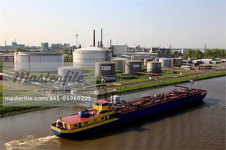 Refinery near Brunsbuttel, Kiel Canal, Schleswig-Holstein, Germany, Europe