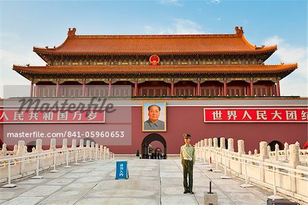 Soldier outside Tiananmen Tower and Chairman Mao's portrait, Gate of Heavenly Peace, Beijing, China, Asia