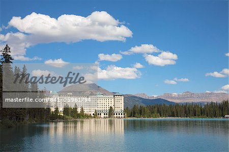 The Fairmont Chateau Lake Louise Hotel, Lake Louise, Banff National Park, UNESCO World Heritage Site, Alberta, Rocky Mountains, Canada, North America