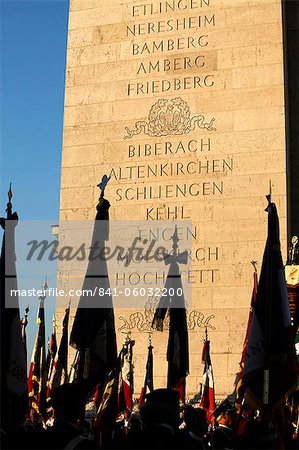 War veterans at the Arc de Triomphe, Paris, France, Europe