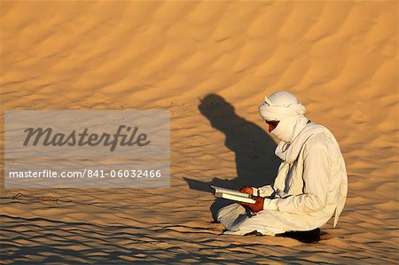 Beduin reading the Koran in the Sahara, Douz, Kebili, Tunisia, North Africa, Africa