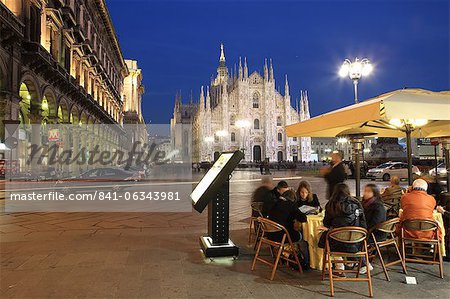 Restaurant in Piazza Duomo at dusk, Milan, Lombardy, Italy, Europe