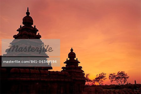 The Shore Temple at sunset, Mamallapuram (Mahabalipuram), UNESCO World Heritage Site, Tamil Nadu, India, Asia