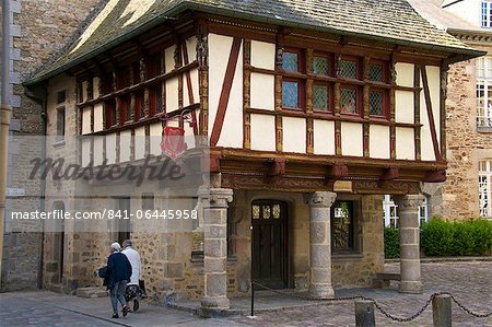 Keratry Mansion house dating from the 16th century, Old Town, Dinan, Brittany, Cotes d'Armor, France, Europe