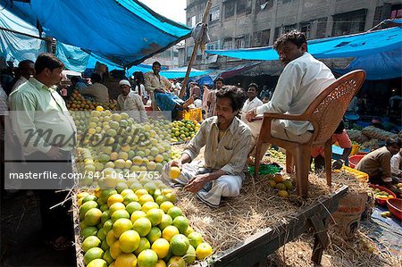 Orange salesmen in New Market, Kolkata, West Bengal, India, Asia