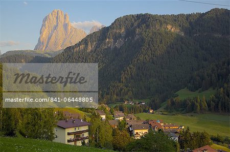 Town houses overlooked by Odle Group, Ortisei, Gardena Valley, Bolzano Province, Trentino-Alto Adige/South Tyrol, Italian Dolomites, Italy, Europe