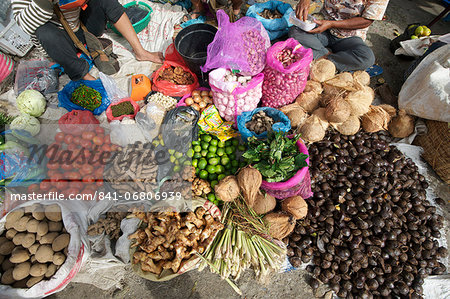 Batak tribal market stall selling local produce in Tomuk, Samosir Island in Lake Toba, Sumatra, Indonesia, Southeast Asia, Asia