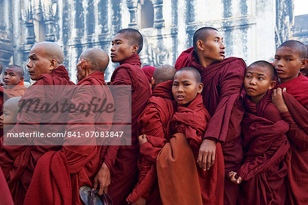 Monks in procession during Full Moon Festival, Patho Ananda temple, Bagan (Pagan), Myanmar (Burma), Asia
