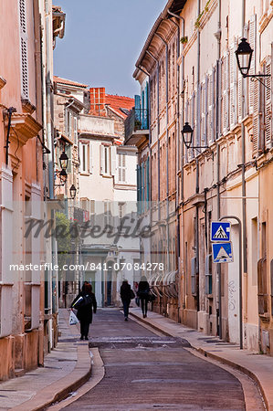 Street scene in the old part of the city of Avignon, Vaucluse, France, Europe