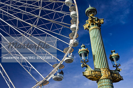 Streetlight and Place de la Concorde ferris wheel called La Grande Roue, Central Paris, France