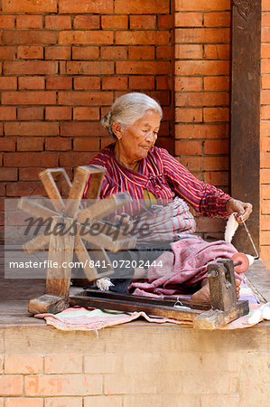 Old woman spinning wool, Bhaktapur, Nepal, Asia
