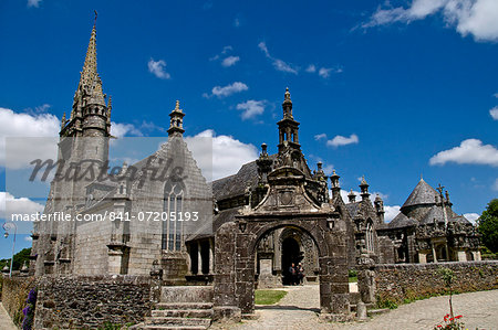 Triumphal Arch dating from between 1581 and 1588, and church dating from the 16th and 17th centuries, Guimiliau parish enclosure, Finistere, Brittany, France, Europe