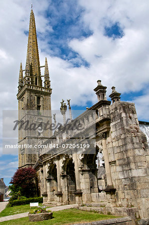 Triumphal Arch dating from 1588 and church dating from the 16th and 17th centuries, Sizun parish enclosure, Finistere, Brittany, France, Europe