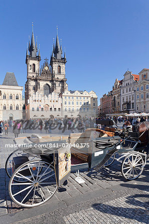 Horse carriage at the Old Town Square (Staromestske namesti) with Tyn Cathedral (Church of Our Lady Before Tyn), Prague, Bohemia, Czech Republic, Europe