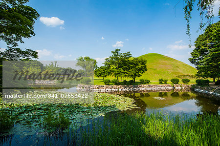 Tumuli park with its tombs from the Shilla monarchs, Gyeongju, UNESCO World Heritage Site, South Korea, Asia