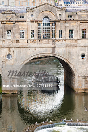 Pulteney Bridge over the River Avon, Bath, Avon and Somerset, England, United Kingdom, Europe