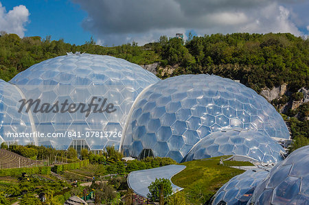 The Eden Project, the complex consists of huge greenhouse domes simulating different biomes from around the world, St. Austell, Cornwall, England, United Kingdom, Europe The Eden Project, the complex consists of huge greenhouse domes simulating different biomes from around the world, St. Austell, Cornwall, England, United Kingdom, Europe