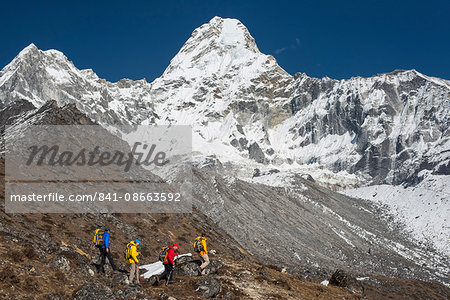 A climbing team with views of Ama Dablam, Everest region, Himalayas, Nepal, Asia