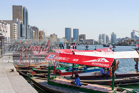 Abras, traditional water taxis crossing Dubai Creek between Deira and Bur Dubai, Dubai, United Arab Emirates, Middle East