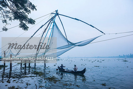 Fishermen at the traditional Chinese fishing nets, Fort Kochi (Cochin), Kerala, India, Asia