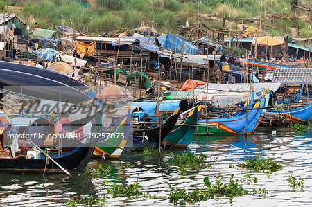 Muslim Cham fishing people that live on their boats, dwindling fish stocks have caused poverty, River Mekong, Phnom Penh, Cambodia, Indochina, Southeast Asia, Asia