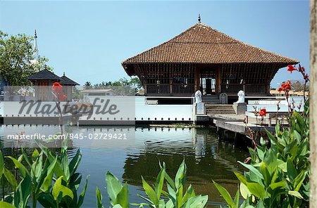 Seema Malaka, Beira Lake, Colombo, 1976-1978. Main preaching hall. Architect: Geoffrey Bawa