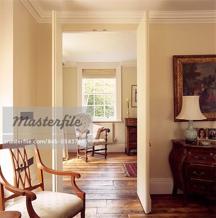View through open door of traditional drawing room interior, UK. Architects: Metropolitan Project Shop View through open door of traditional drawing room interior, UK. Architects: Metropolitan Project Shop
