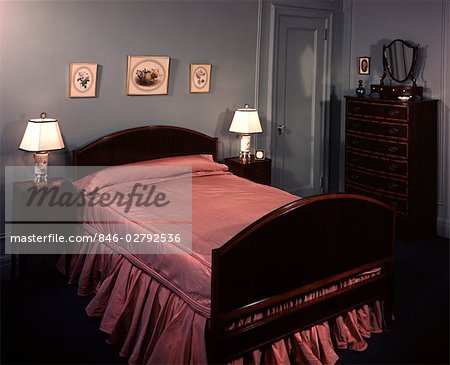 1940s 1950s Bedroom Double Bed With Pink Satin Bedspread Stock